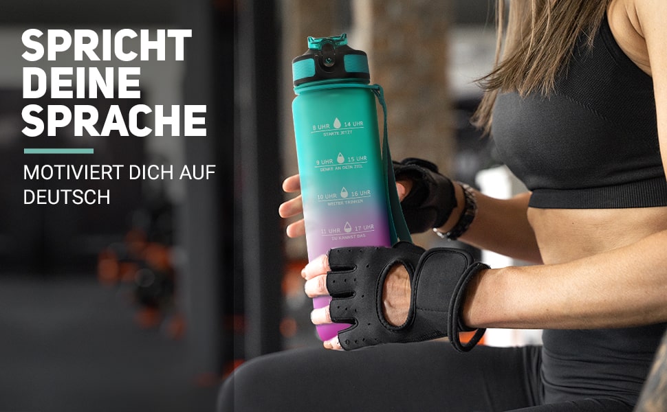 Auf dem Bild zu sehen, ist eine Sportlerin die im Fitnessstudio eine Trinkflasche Sport in der Hand hält. Auf der Flasche erkennt man eine Skala auf Deutsch die zum trinken animiert.